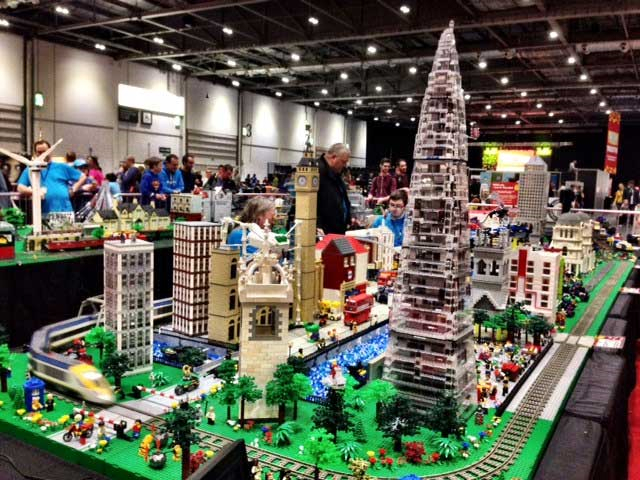 Reconstruction of London's Shard, Borough Market and Big Ben in LEGO