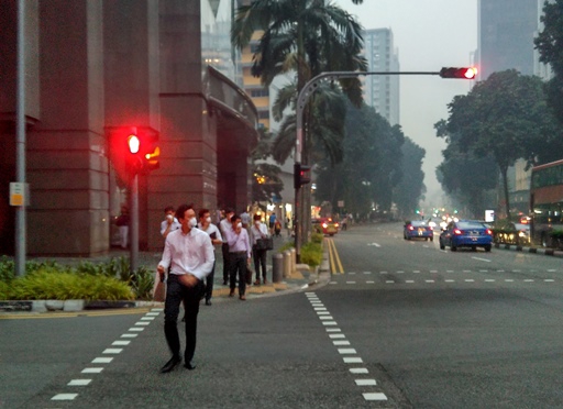Pedestrians-Wearing-Masks-in-Singapore-amid-the-Haze-in-2015